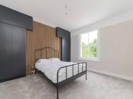 Stylish & Spacious 3-Bed House, Parking and Garden