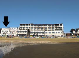 Bay View - Seafront, Sandown --- Car Ferry Optional Extra 92 pounds Return from Southampton，位于桑当的酒店