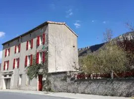 Maison aux volets rouges