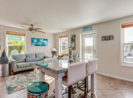 South Hutchinson Island Cottage with Beach Access!，位于詹森比奇的酒店