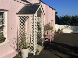 The Pink Cottage (upstairs suite) & Secret Garden，位于Whitehead的公寓