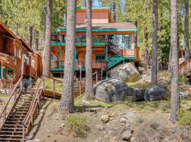Waterfront Truckee Cabin on Donner Lake!，位于特拉基的酒店