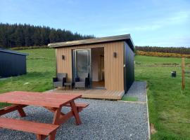 OAKWOOD GLAMPING Mourne Mountains，位于Moyad的露营地