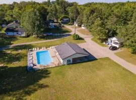 Goshorn 18 - Located in Goshorn Lake Resort - Shared pool - Lake access