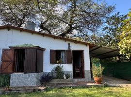 Casita cercana a plaza de Villa de las Rosas，位于拉斯罗萨斯的度假屋