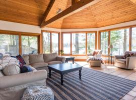 Blueberry Pines - Fabulous cottage in a wooded setting with views of North Lake，位于Grand Junction的度假屋