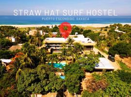 Straw Hat Surf Hostel & Bar，位于Brisas de Zicatela的酒店