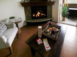 Marvellous Mountain Condo- Pets - Pool & Hot Tub managed by Little Sister Getaways，位于坎莫尔的分契式公寓