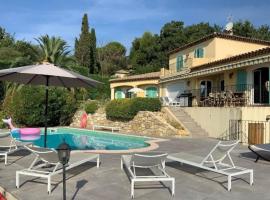 Villa lumineuse et spacieuse, au calme, grande piscine, grand jardin avec oliviers，位于新堡的酒店