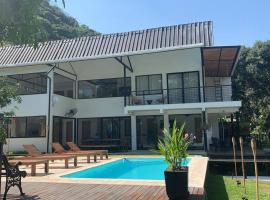 Casa junto al río en Bolombolo，位于Concordia的酒店