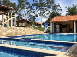 Sítio Aconchegante com Piscina e Wi-Fi，位于Quadra的酒店