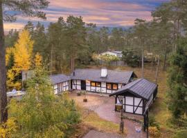 Swedish Costal Forest Hideaway，位于英斯约的酒店