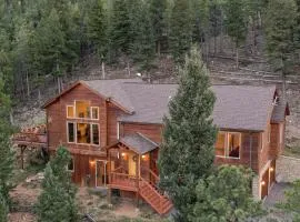 BEST VIEWS! Luxury Mountain Home - Saltwater HotTub, Firepit, BBQ- Close to Trails, Red Rocks