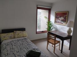 Comfortable cosy quiet room，位于Phillip的民宿