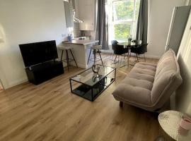 Cosy 3 bedroom flat in Chatham，位于查塔姆的酒店