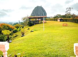 Finca con espectacular zona verde y hermosa vista a la piedra，位于瓜塔佩的酒店