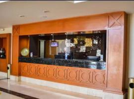 Hotel San Luis lindavista，位于El Salto的酒店