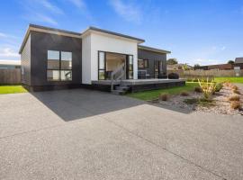 Modern Family Bach - Waihi Beach Holiday Home，位于怀希的酒店