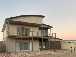 Seaside Serenity Ultimate Golf and Beach Escape，位于Port Hughes的酒店