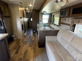 Camper Rv1 with private entrance and free parking，位于莫雷诺谷的酒店