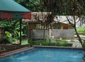 Bamboo Sanctuary Pancawati Resort Bogor，位于Ciherangsating的豪华帐篷营地