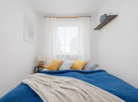 Apartament na Parterze z Parkingiem i Biurkiem do Pracy Zdalnej w Piasecznie by Noclegi Renters