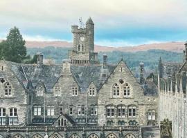 The Classrooms, Loch Ness Abbey - 142m2 Lifestyle & Heritage apartment - Pool & Spa - The Highland Club - Resort on lake shores，位于奥古斯都堡的民宿