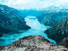 Cozy Mountain Cottage with beautiful views & Sauna，位于贝特斯托尔的带热水浴缸的酒店