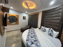 Hotel M Grand，位于艾哈迈达巴德萨达尔·瓦拉巴伊·帕特尔国际机场 - AMD附近的酒店