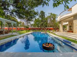 Elivaas Oasis Luxury 6BHK with Pvt Pool, Sainik Farm New Delhi，位于新德里的酒店