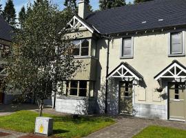 Kilronan 3 bed house on castle grounds，位于Ballyfarnon的乡村别墅