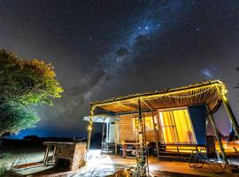 BellaTiny, Tiny House & Gypsy Wagon，位于Ondekaremba的宠物友好酒店