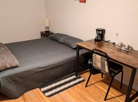 Le1226-Private Room 5 with Free WIFI and Parking，位于埃德门兹顿的酒店