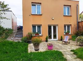 LE NID chez Agnès et Théo, au calme avec jardin, à 10mn de la cathédrale，位于兰斯的酒店