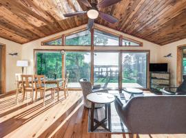 Waterfront Lancaster Cabin about 10 Mi to Kilmarnock!，位于Kilmarnock的酒店