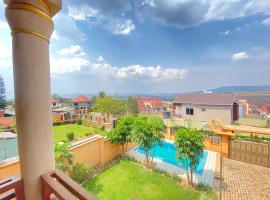 Luxurious very spacious 6 bedrooms villa with pool located in Gacuriro,close to simba center and a 12mins drive to downtown kigali，位于基加利的酒店