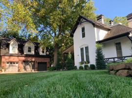 Carriage House on Historic Bentonville Square，位于本顿维尔的酒店