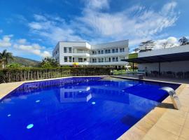 Hotel Palmeras De Luz，位于莫尼基拉的带泳池的酒店