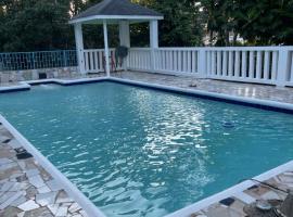 Peaceful Private Home With Exclusive Swimming Pool，位于蒙特哥贝的酒店