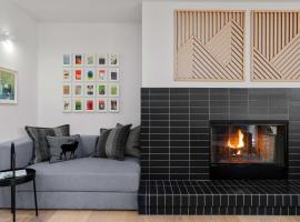 Chic Bend Condo with Fireplace and Forest Views!，位于本德的分契式公寓