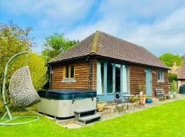 The Barn cottage with hot tub overlooking the lake