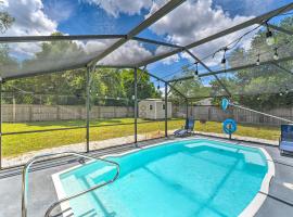 Deltona Home with Saltwater Pool and Sunroom!，位于德尔托纳的度假屋
