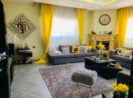 Laura's Stylish Entire VILLA or Only Rooms，位于马达巴的酒店