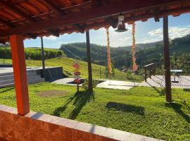 Recanto da Alegria - Casa em Cunha com Piscina, Churrasqueira,Lareira,Deck，位于库尼亚的酒店