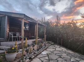 Cabin with hottub at homestay，位于Karitane的乡村别墅