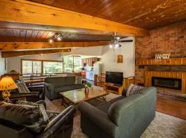 4 Bedroom Blue Mountain Chalet, Private Beach Access, BBQ, Petfriendly
