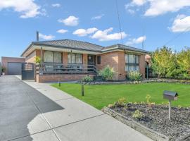 House near Melbourne Airport，位于墨尔本的度假屋