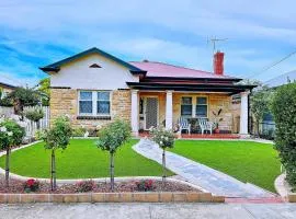 Cozy Beach Cottage Steps from Beach Jetty