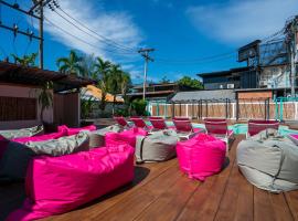 Base Party Hostel，位于奥南海滩的酒店