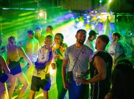 Base Ao Nang Beachfront Party Hostel 18-35 Years Old Only，位于奥南海滩的青旅
